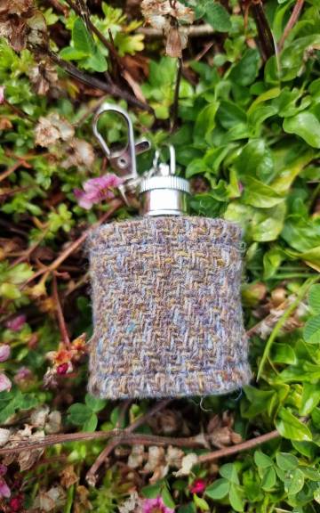 Hipflask keyring with Two Sisters Tweed cover