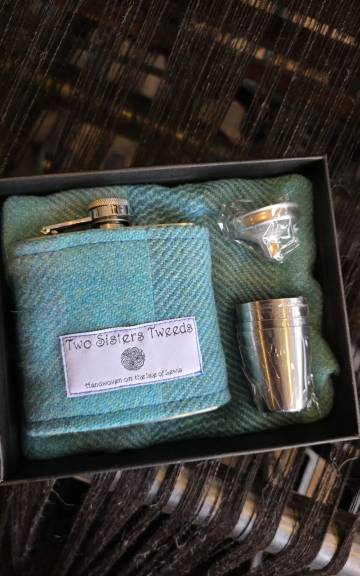 Hipflask with Two Sisters Tweed cover giftset