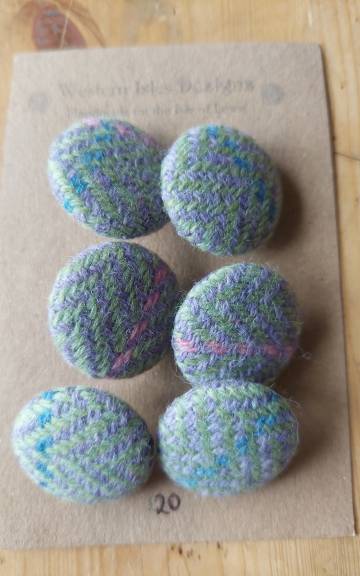 Amor Tweed Buttons