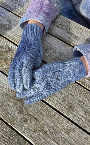 Hand dyed gloves - M