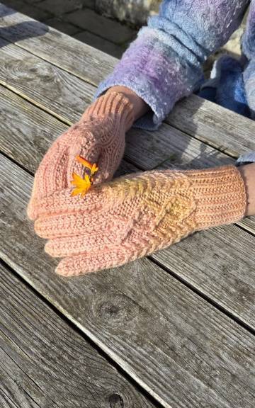 Hand dyed gloves - M