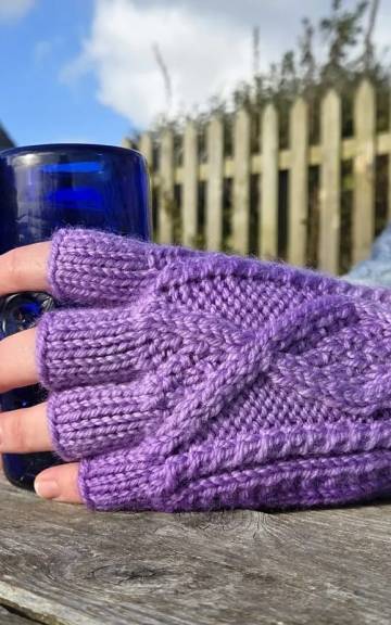 Hand dyed fingerless gloves M