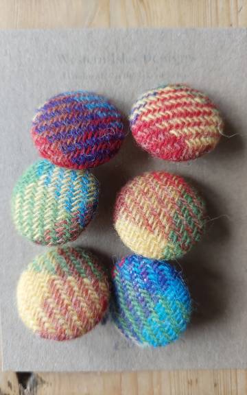 Amor Tweed Buttons