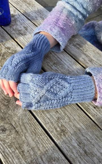 Hand dyed fingerless gloves M