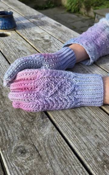 Hand dyed gloves - M