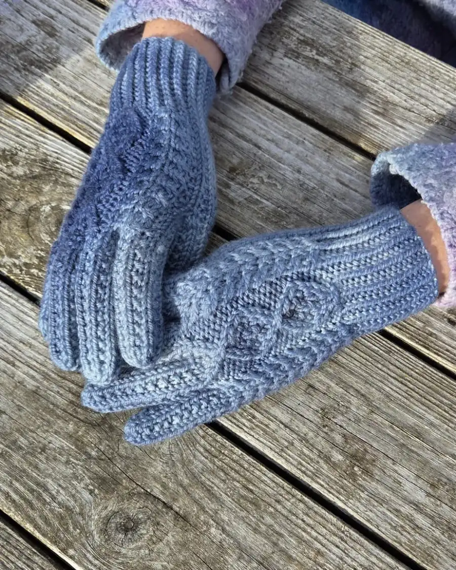 Hand dyed gloves - M