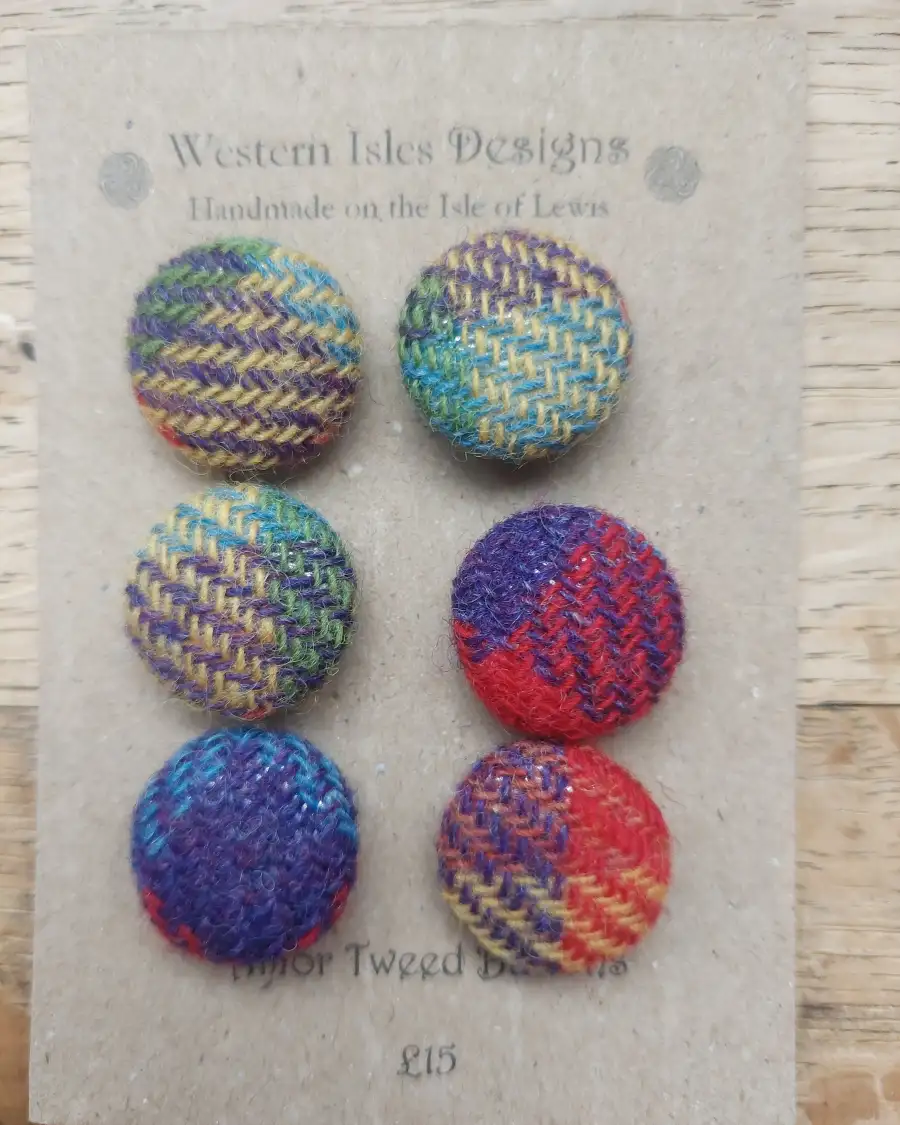 Amor Tweed Buttons