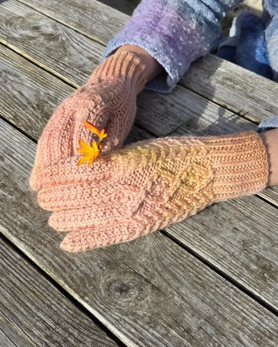 Hand dyed gloves - M