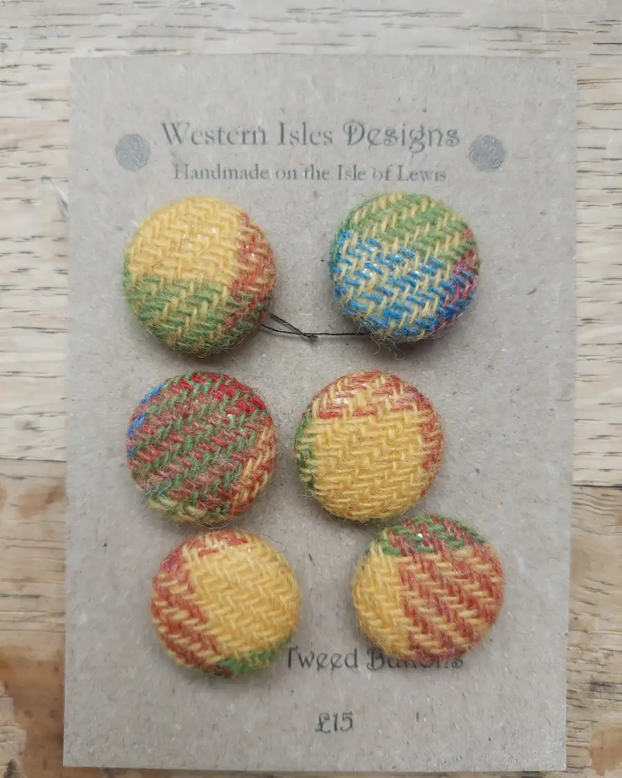 Amor Tweed Buttons