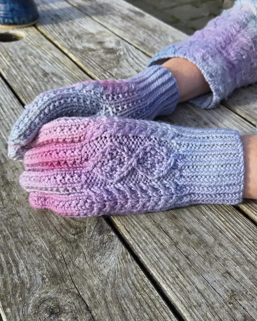 Hand dyed gloves - M