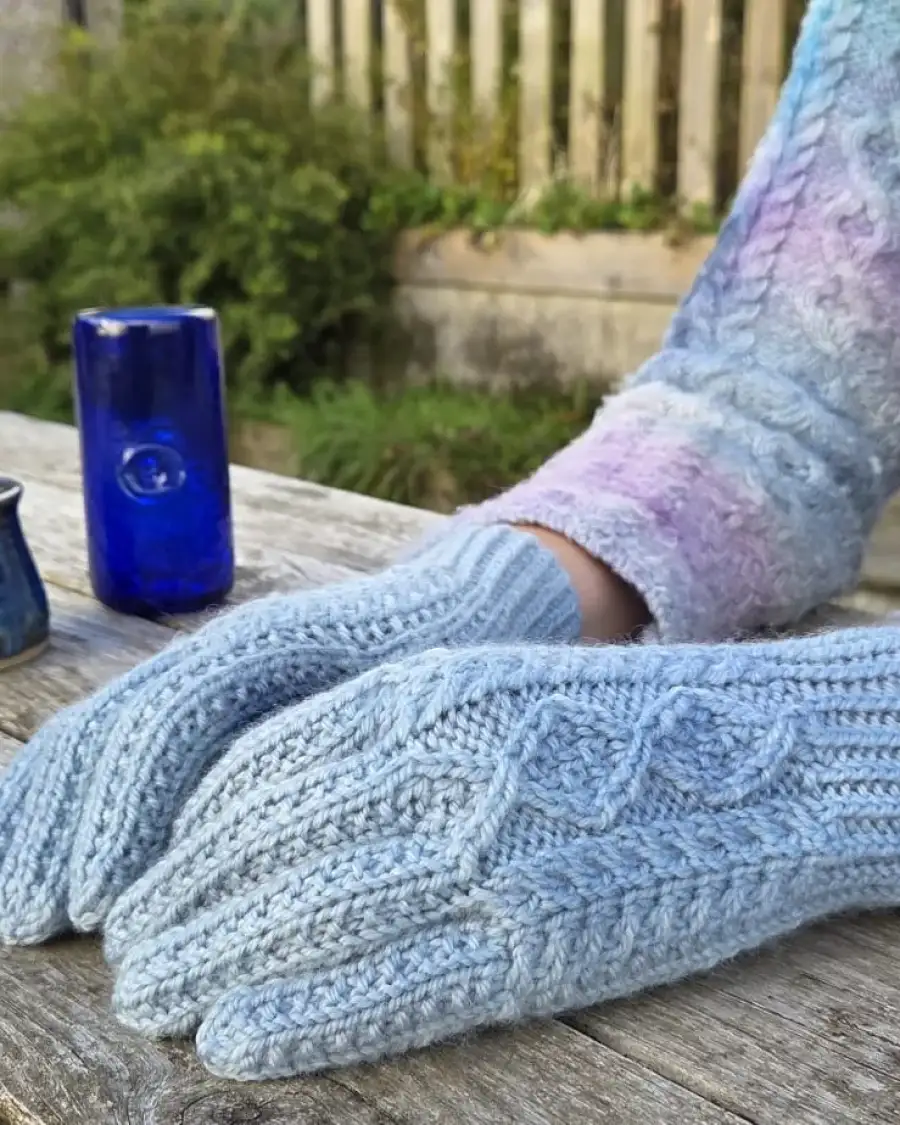 Hand dyed gloves - M