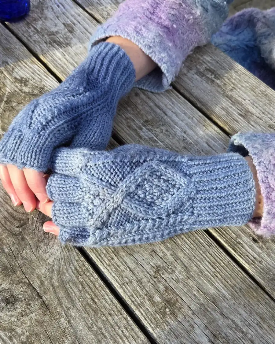 Hand dyed fingerless gloves M