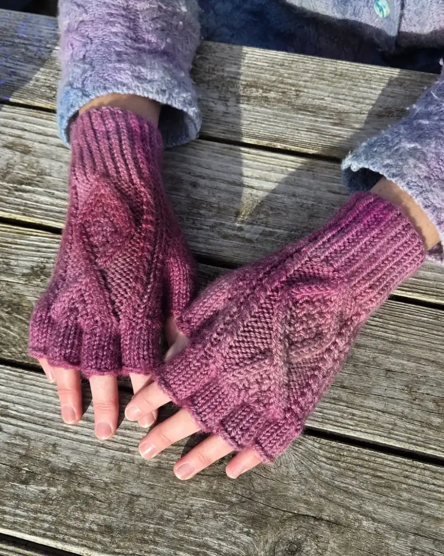 Hand dyed fingerless gloves M