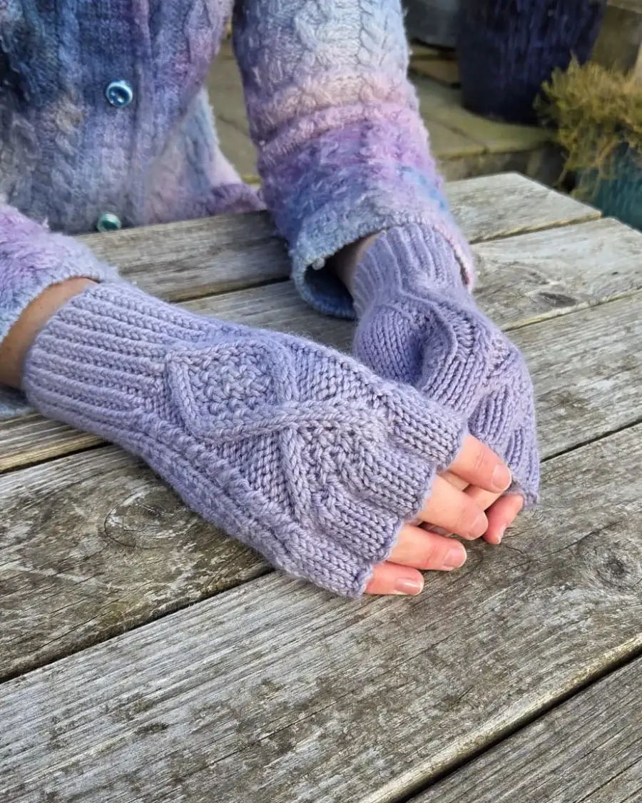 Hand dyed fingerless gloves M