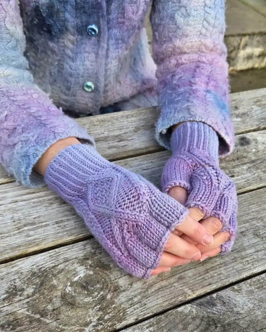 Hand dyed fingerless gloves M