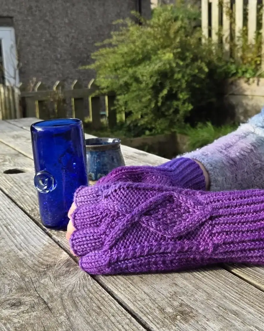Hand dyed fingerless gloves M