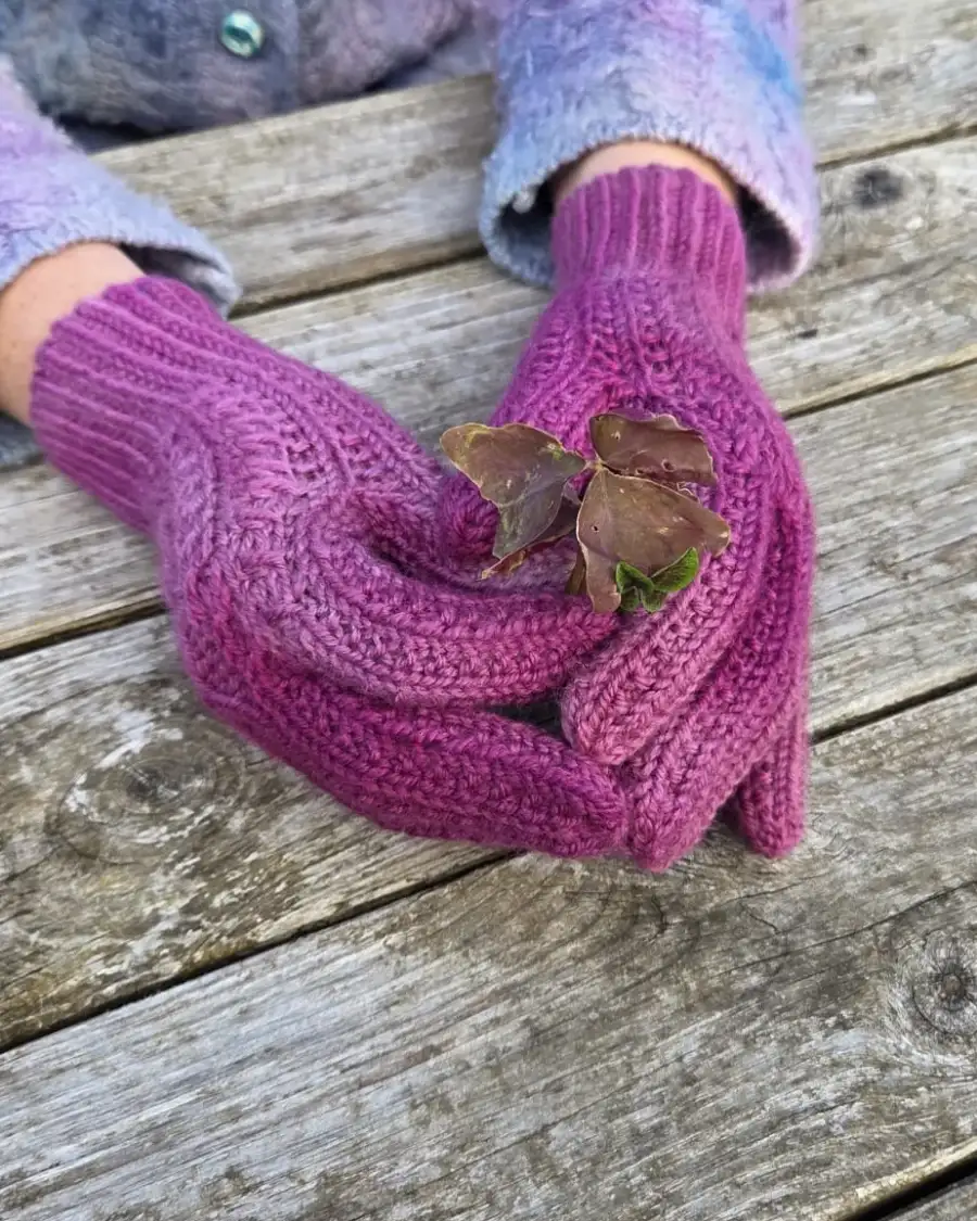 Hand dyed gloves - S