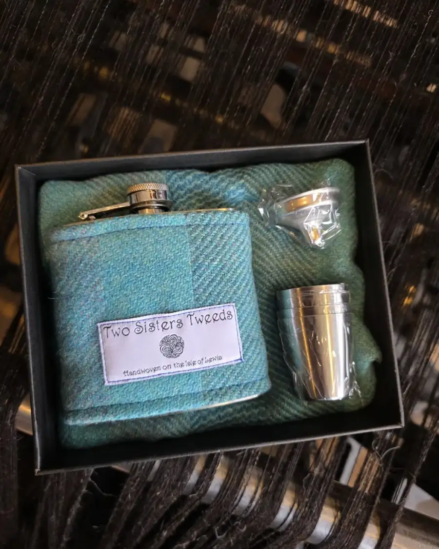 Hipflask with Two Sisters Tweed cover giftset